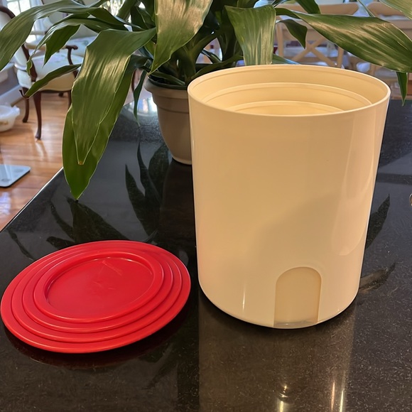 Tupperware Vintage One Touch - Set of 4 Nesting White Canisters - Red Li… - Picture 11 of 12